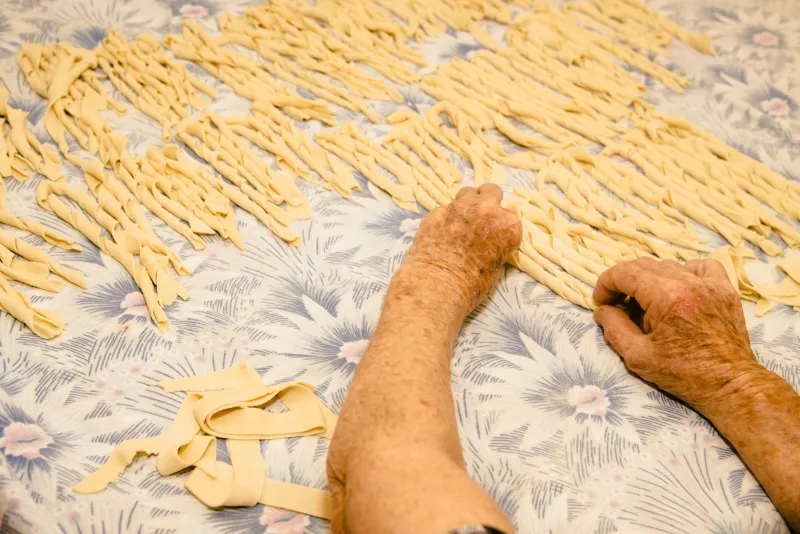 Nella Carne delle Mani: L'Arte di Cucinare Senza Ricette Scritte